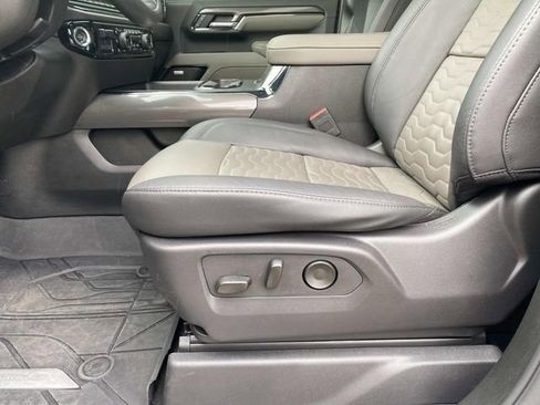 Used 2025 Chevrolet Silverado 2500 ZR2 w/ Technology Package image 22