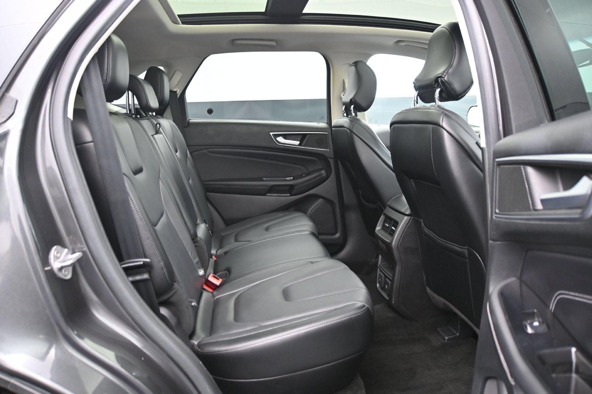 Used 2015 Ford Edge Titanium w/ Equipment Group 301A AWD/4WD image 14