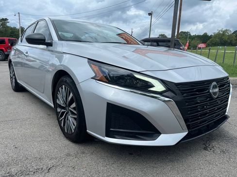 Used 2024 Nissan Altima 2.5 SV FWD image 2