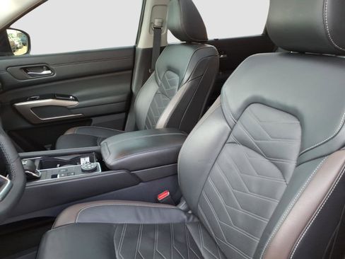 Certified 2024 Nissan Pathfinder Platinum image 11