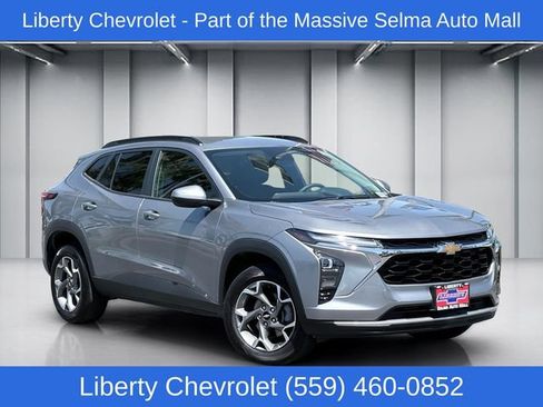 Used 2025 Chevrolet Trax LT FWD image 1