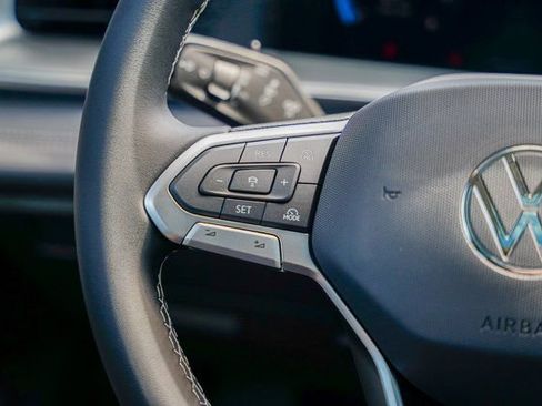 Used 2025 Volkswagen Tiguan SE w/ Panoramic Sunroof Package image 11