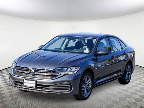 Used 2024 Volkswagen Jetta SE image 3