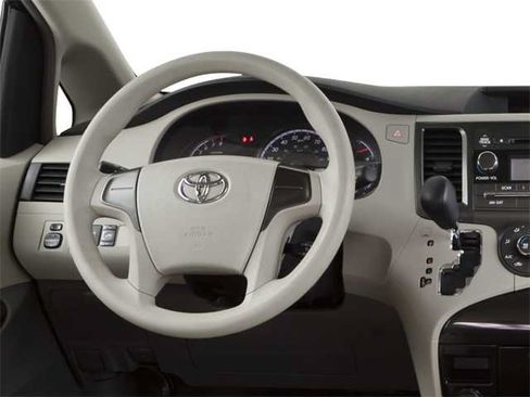 Used 2012 Toyota Sienna XLE AWD/4WD image 4