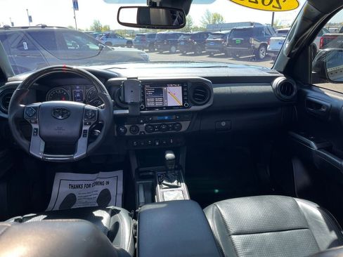 Used 2020 Toyota Tacoma TRD Off-Road w/ TRD Premium Off Road Package AWD/4WD image 15
