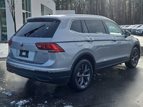 Certified 2022 Volkswagen Tiguan SE image 3