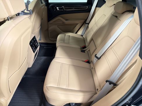 Certified 2023 Porsche Cayenne Platinum Edition AWD/4WD image 15