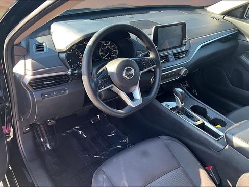 Used 2025 Nissan Altima 2.5 SV FWD image 14