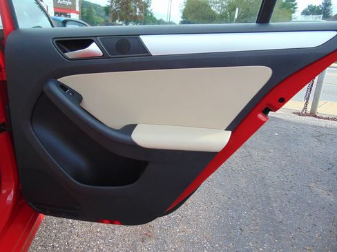 Used 2014 Volkswagen Jetta SE FWD image 23
