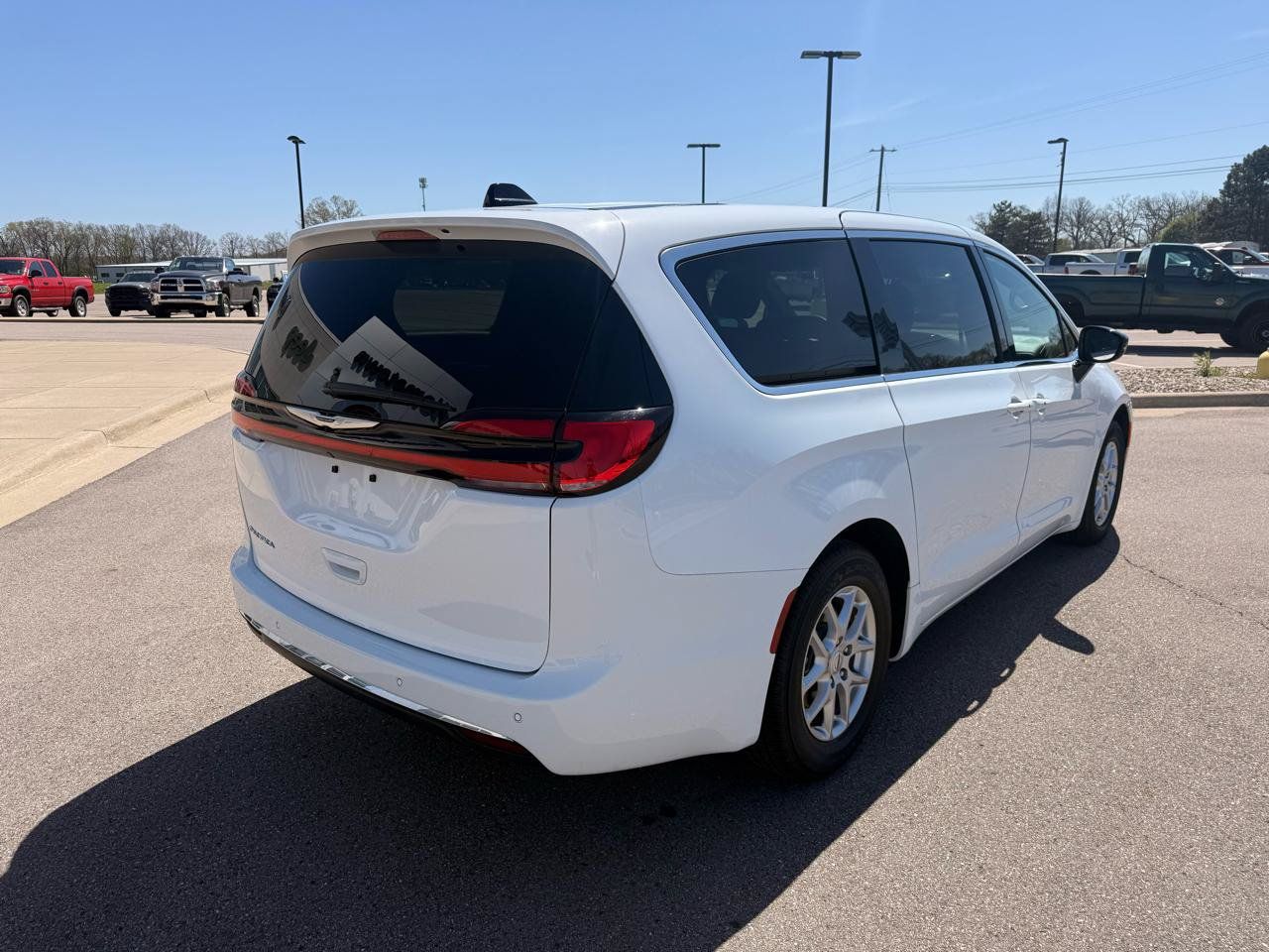 Used 2025 Chrysler Pacifica Select FWD image 3