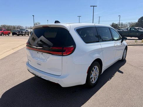 Used 2025 Chrysler Pacifica Select FWD image 3