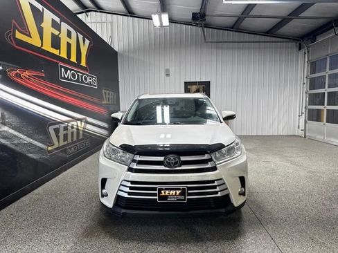 Used 2019 Toyota Highlander XLE FWD image 19