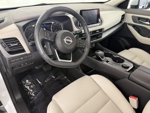 Used 2024 Nissan Rogue SV w/ SV Premium Package image 17