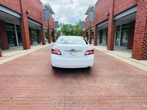 Used 2010 Toyota Camry LE FWD image 5