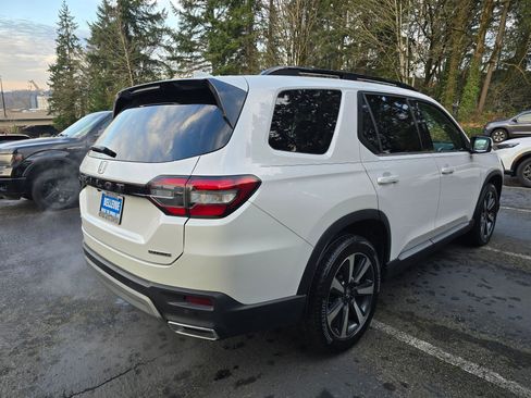 Certified 2023 Honda Pilot Touring image 3