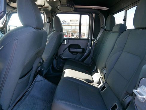 Used 2021 Jeep Gladiator Sport image 11