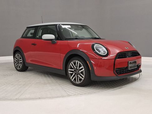 Used 2025 MINI Cooper 2-Door Hardtop image 5