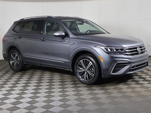 Used 2024 Volkswagen Tiguan SE image 49