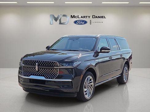 Certified 2025 Lincoln Navigator L Reserve AWD/4WD image 2