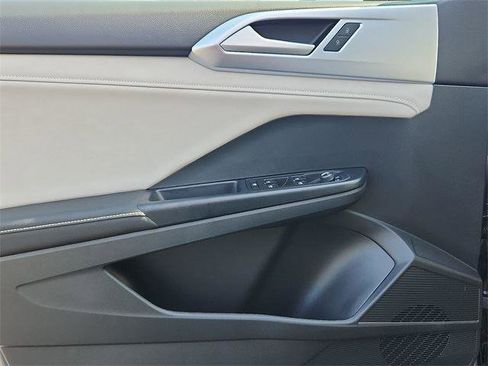 New 2025 Volkswagen Taos SE image 10