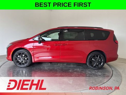 New 2027 Chrysler Pacifica Limited AWD/4WD image 4