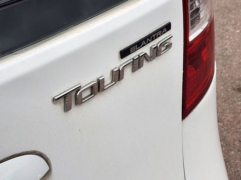 Used 2010 Hyundai Elantra GLS FWD image 11