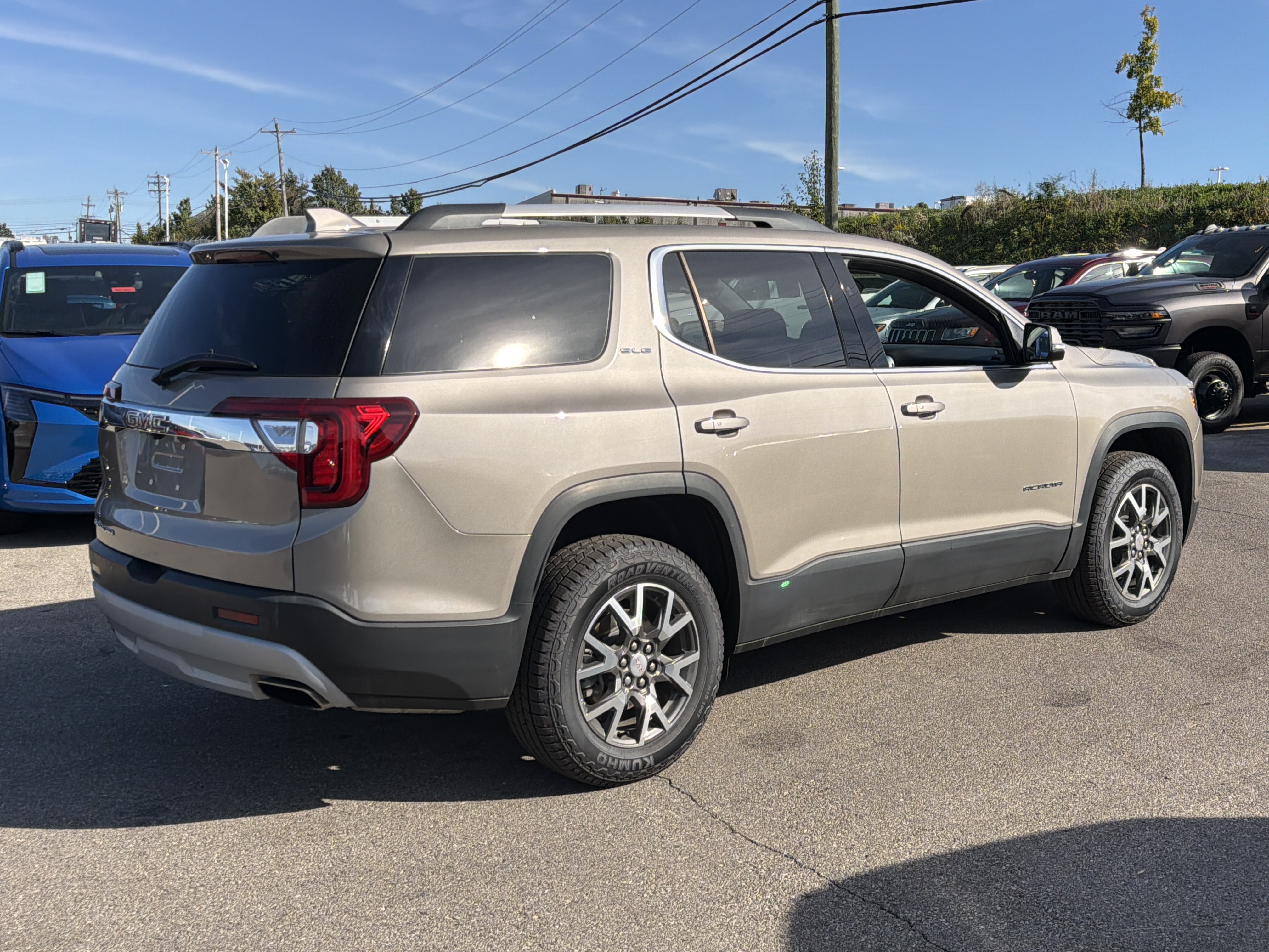 Used 2022 GMC Acadia SLE w/ Driver Convenience Package FWD image 11