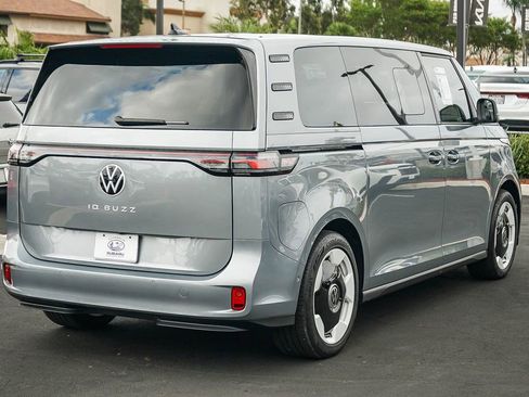 Used 2025 Volkswagen ID. Buzz Pro S RWD image 5