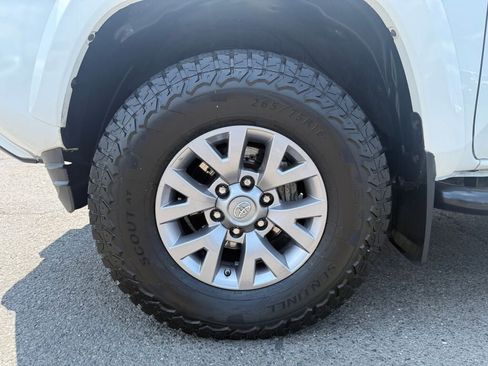 Used 2018 Toyota Tacoma SR5 AWD/4WD image 34