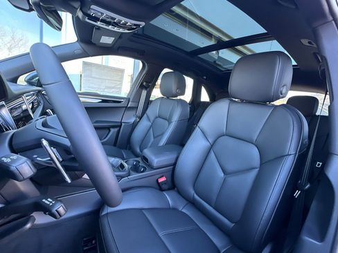 New 2026 Porsche Macan AWD/4WD image 5