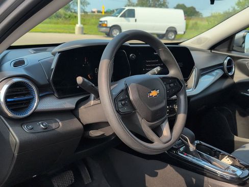 Used 2025 Chevrolet Trax LT FWD image 17
