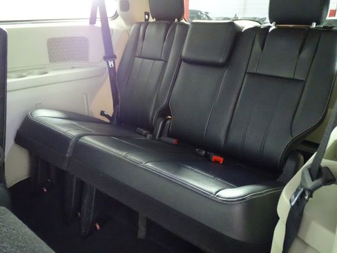 Used 2014 Chrysler Town & Country Touring image 13