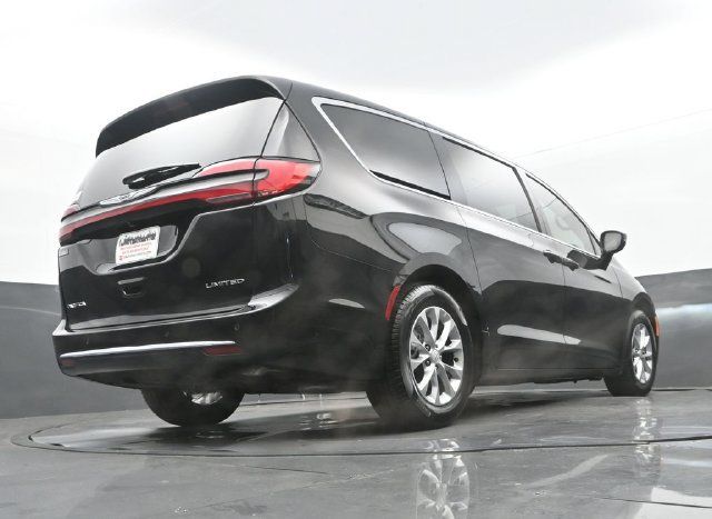 Used 2026 Chrysler Pacifica Limited FWD image 26