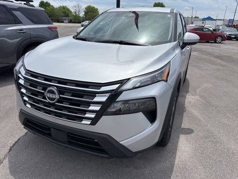 Used 2025 Nissan Rogue SV AWD/4WD image 4