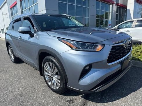 Certified 2023 Toyota Highlander Platinum AWD/4WD image 2