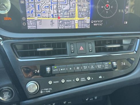 Used 2022 Lexus ES 350 w/ Premium Package FWD image 4