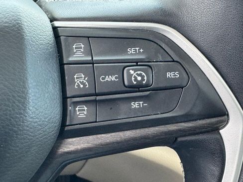 Used 2022 Jeep Grand Cherokee L Limited AWD/4WD image 23