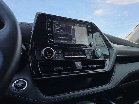 Used 2022 Toyota Highlander XLE FWD image 20