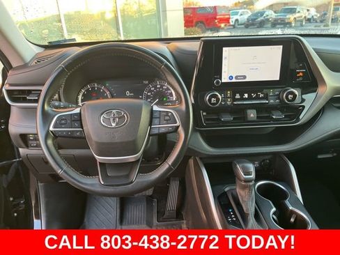 Used 2024 Toyota Highlander LE FWD image 18