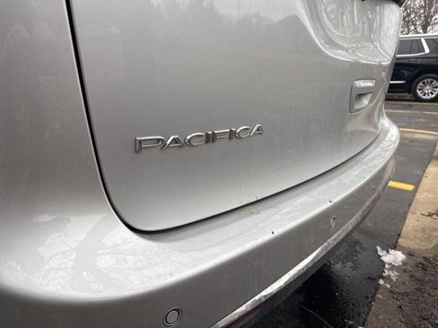 Used 2024 Chrysler Pacifica Touring-L image 11