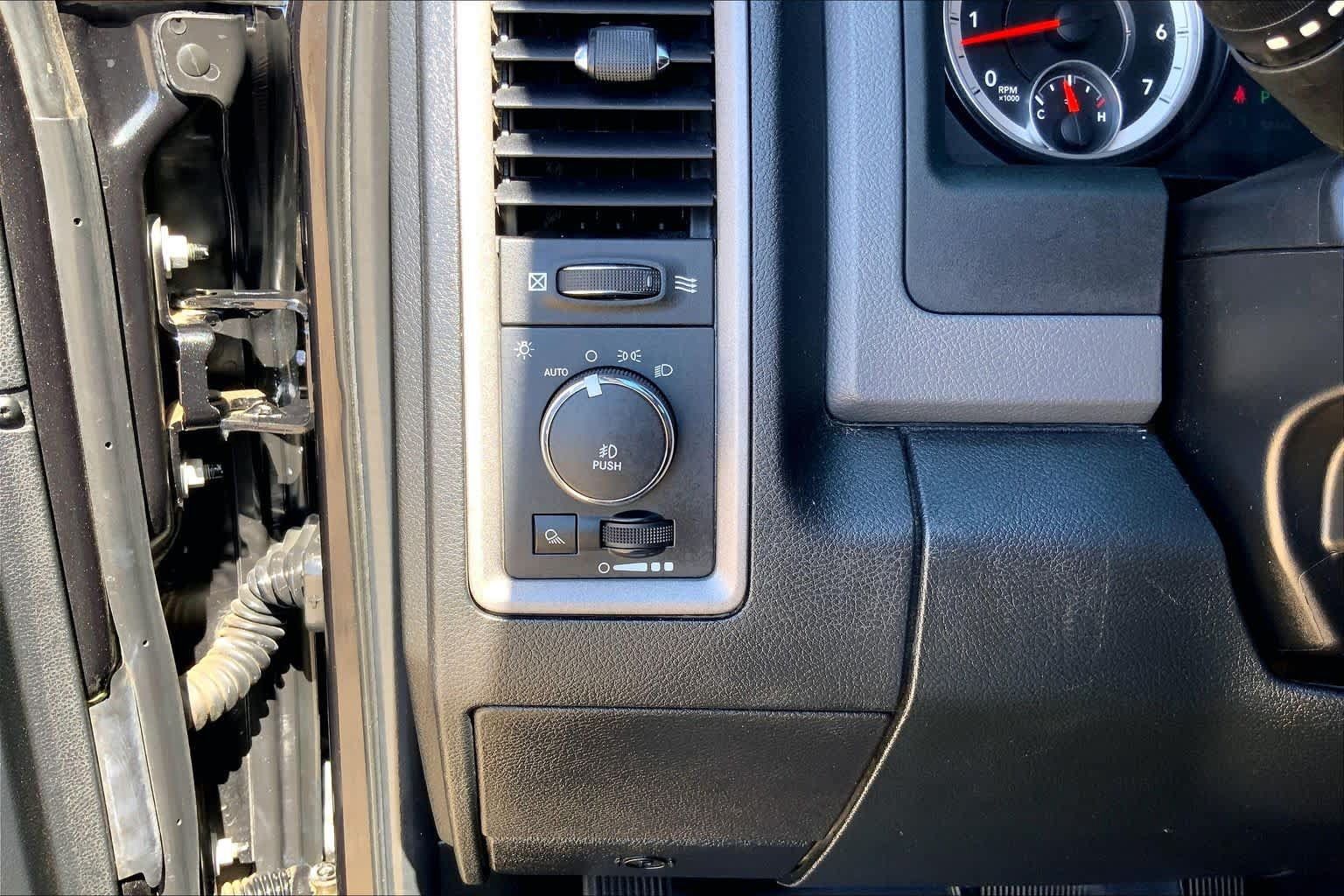 Used 2015 RAM 1500 Express RWD image 30