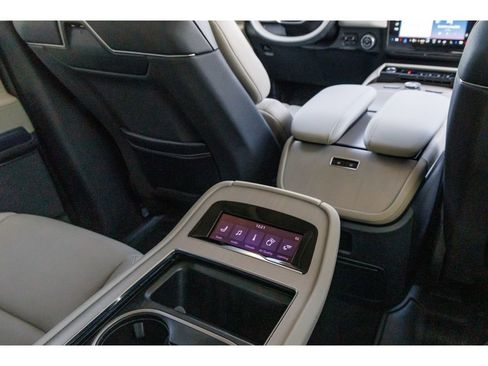 Used 2025 Lincoln Navigator L Reserve AWD/4WD image 15