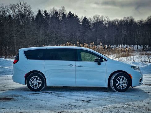 New 2026 Chrysler Pacifica Select image 2