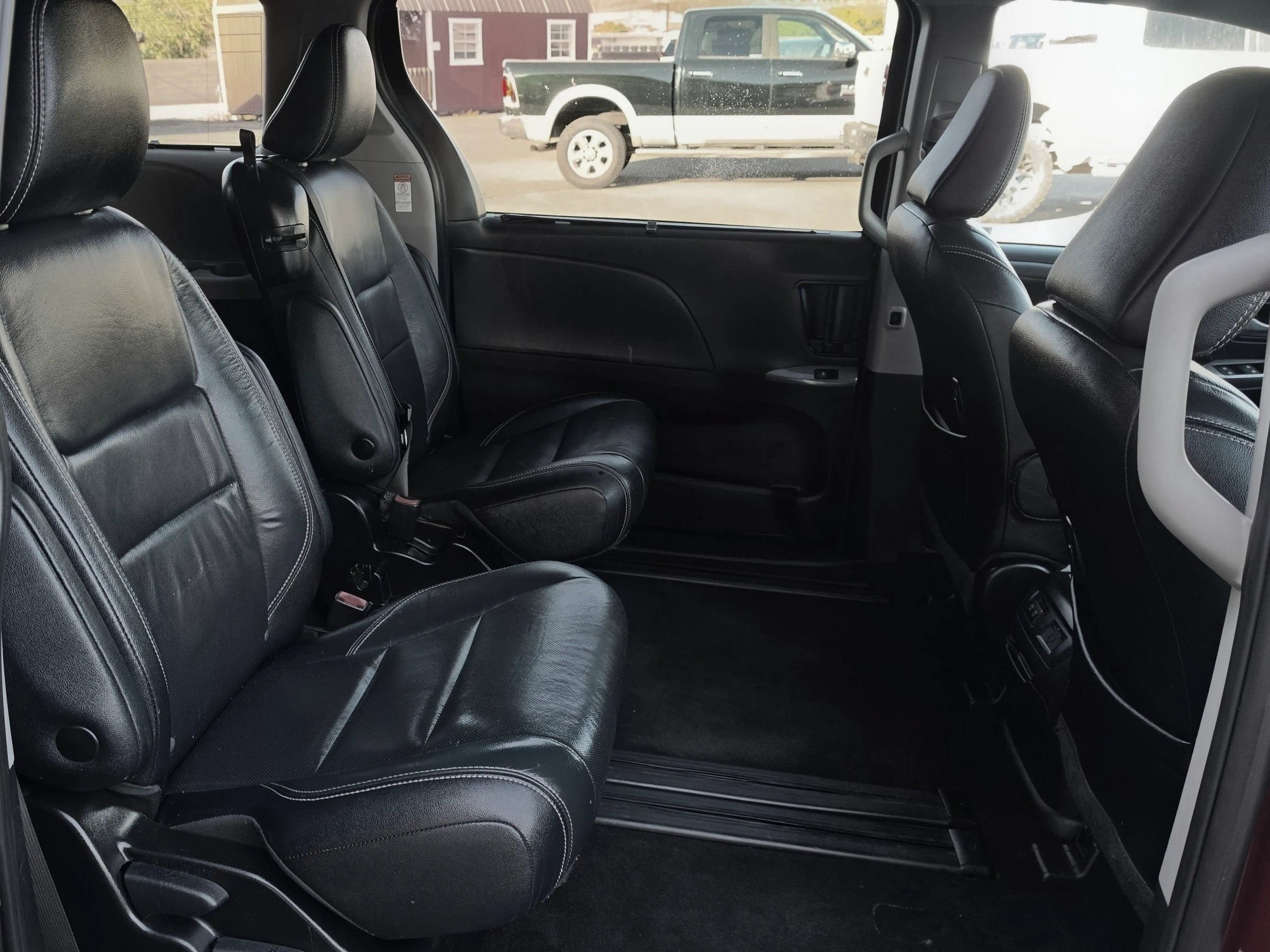 Used 2018 Toyota Sienna SE FWD image 15