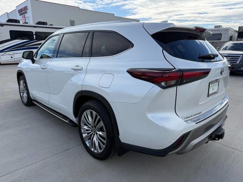 Used 2024 Toyota Highlander Platinum image 5