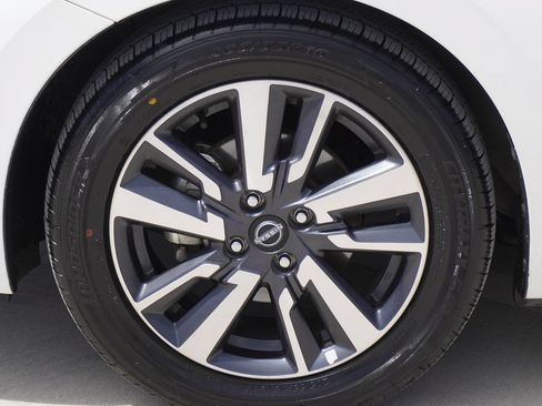 Used 2023 Nissan Versa SV FWD image 4