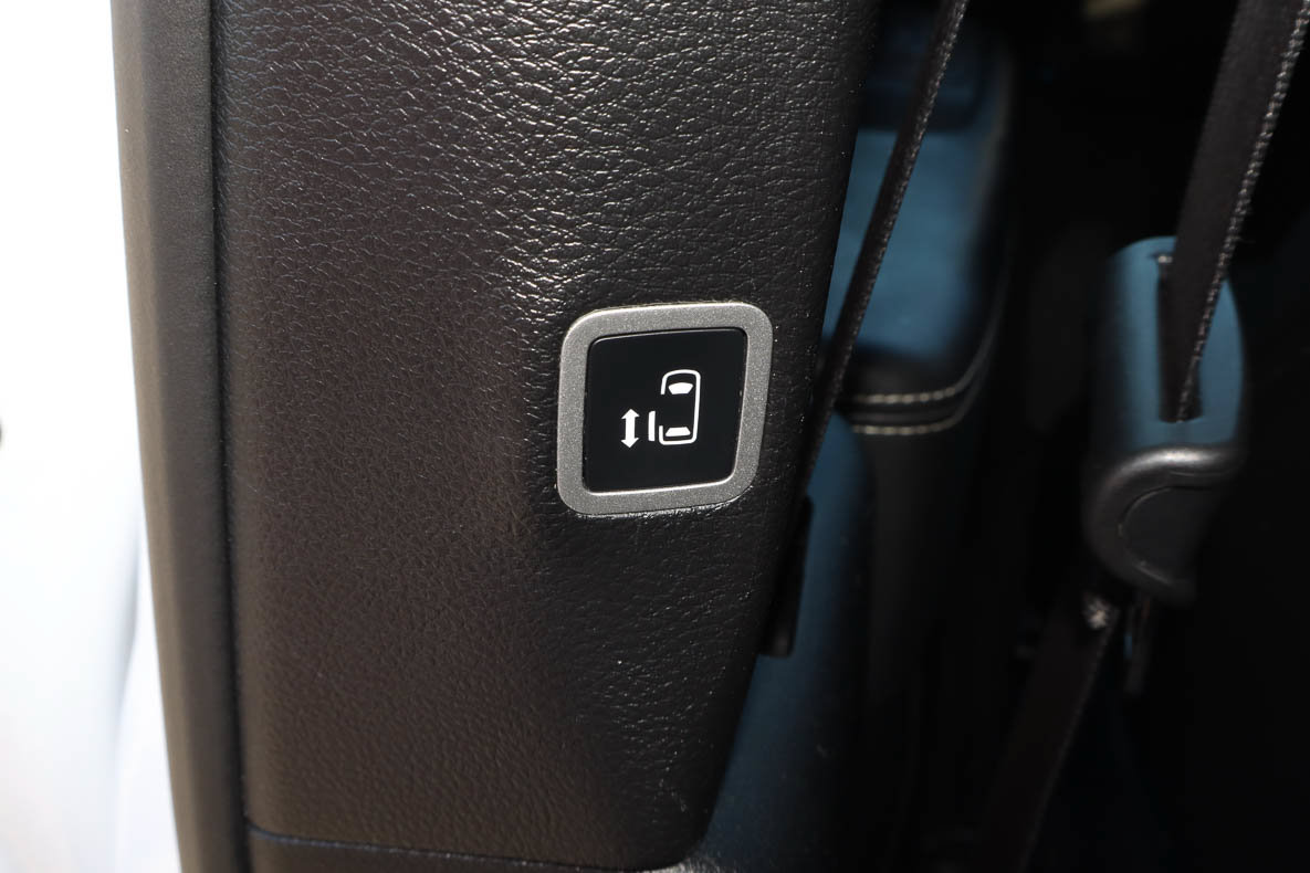 Used 2025 Chrysler Pacifica Limited FWD image 19