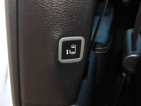 Used 2025 Chrysler Pacifica Limited FWD image 19