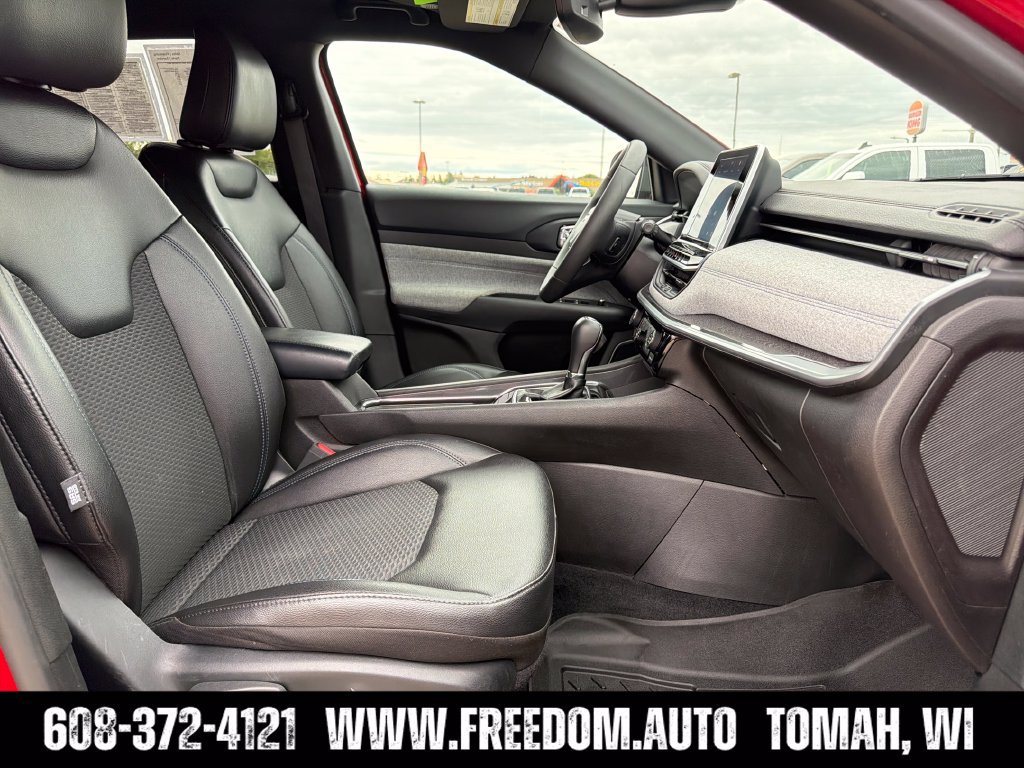 Used 2025 Jeep Compass Latitude w/ Sun & Sound Group AWD/4WD image 35
