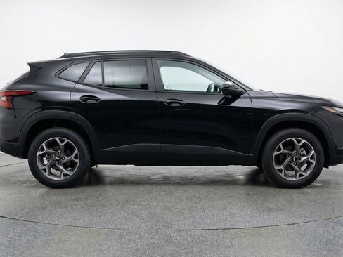 Used 2025 Chevrolet Trax LT w/ LT Convenience Package image 11